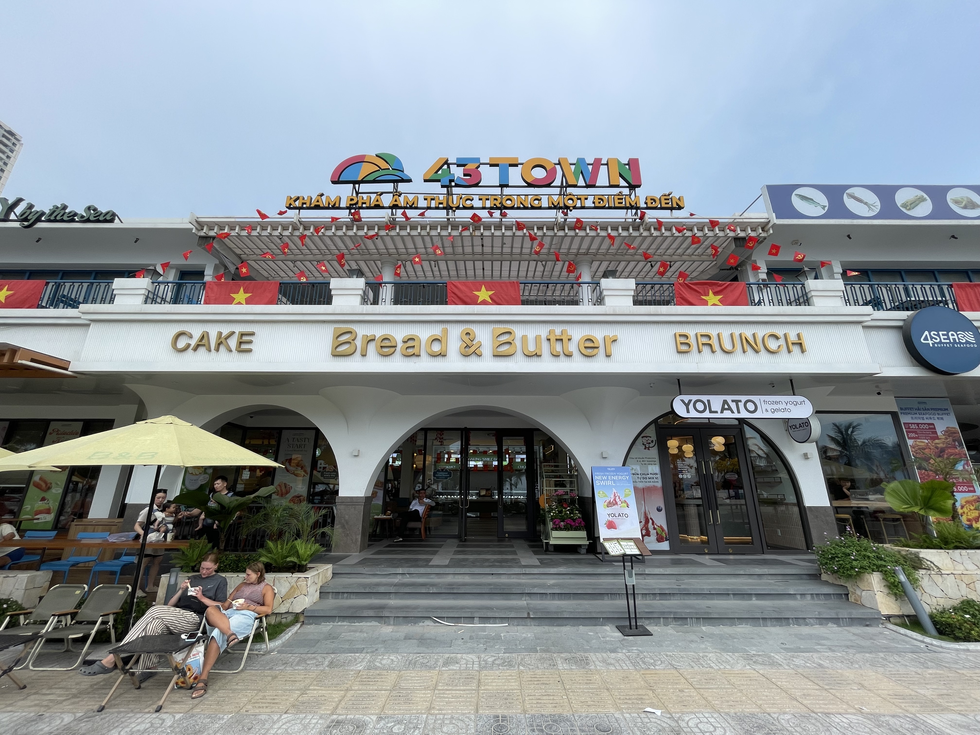 B&B Bakery & The Cups Coffee By The Sea
